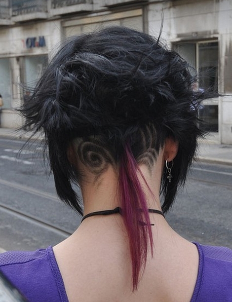 wygolony tył cieniowanej fryzury krótkiej, fioletowy pejs, uczesanie damskie zdjęcie numer 128A